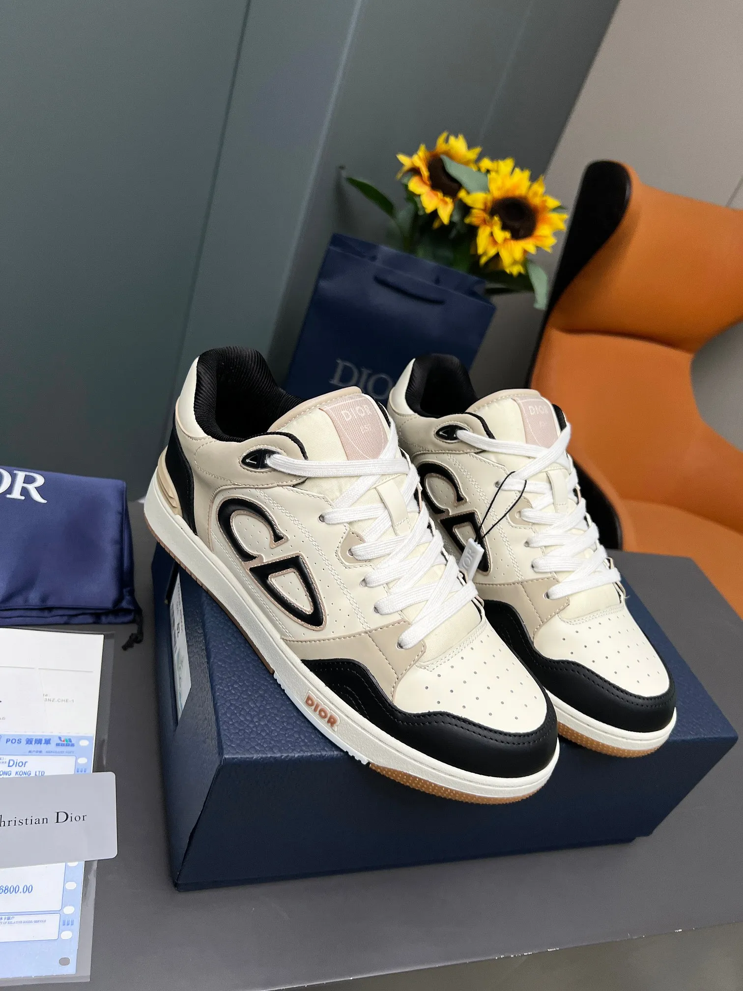 Men's Men's Shoes 💰600 Dior DiorB57 top version of low-top sneakers! ! ! Navy blue with beige smooth first-layer cowhide, fully oiled edges, T men's shoes 💰U outsole.  The 2024 autumn men's wear series has made a wonderful debut, a new classic item launched by Dior. Crafted from smooth first-grain cow leather in navy blue and beige, it's accented by a large leather heat-stamped CD logo on the sides. The distinctive laces of the same color match the color of the shoe body, and the opening and closing are decorated with various classic details on the tongue, sole and back side to enhance the style. The eyelet details, upper stitching and heel strip panels of the same color highlight the dynamic charm of its sports style. Exclusive two-color molded T men's shoes 💰U outsole is light, comfortable, non-slip and wear-resistant, the mesh lining and feet are customized with original colors, soft and breathable. Exquisite production technology highlights the grade, and can be matched with all kinds of clothing to create a refined look.
